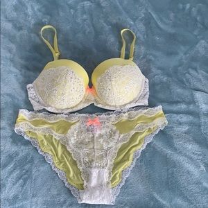 Victoria’s Secret Dream Angels Lined Demi Bra 32D